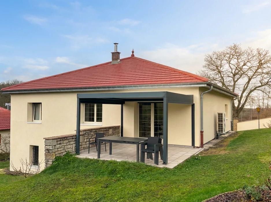 Maison individuelle de plain-pied avec toiture en croupe, tuiles rouges, deux cheminées