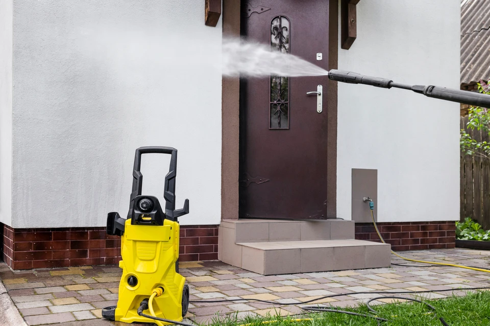 Nettoyage de la façade du bâtiment de lavage avec de l'eau sous pression