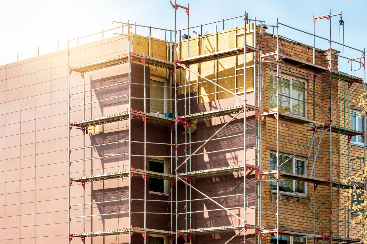 Chantier de construction isolant thermiquement la maison de charpente en bois